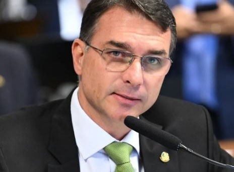 Bolsa cai e dólar sobe com especulação de Flávio Bolsonaro candidato à Presidência