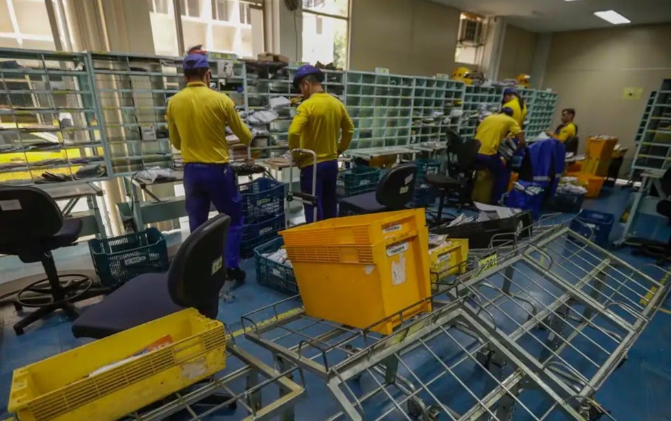 Em colapso financeiro, Correios cancelam vale-Natal de R$ 2,5 mil e apertam funcionários