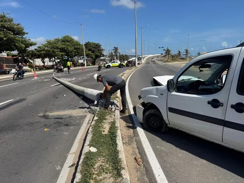 Carro bate e derruba poste na orla urbana de Natal