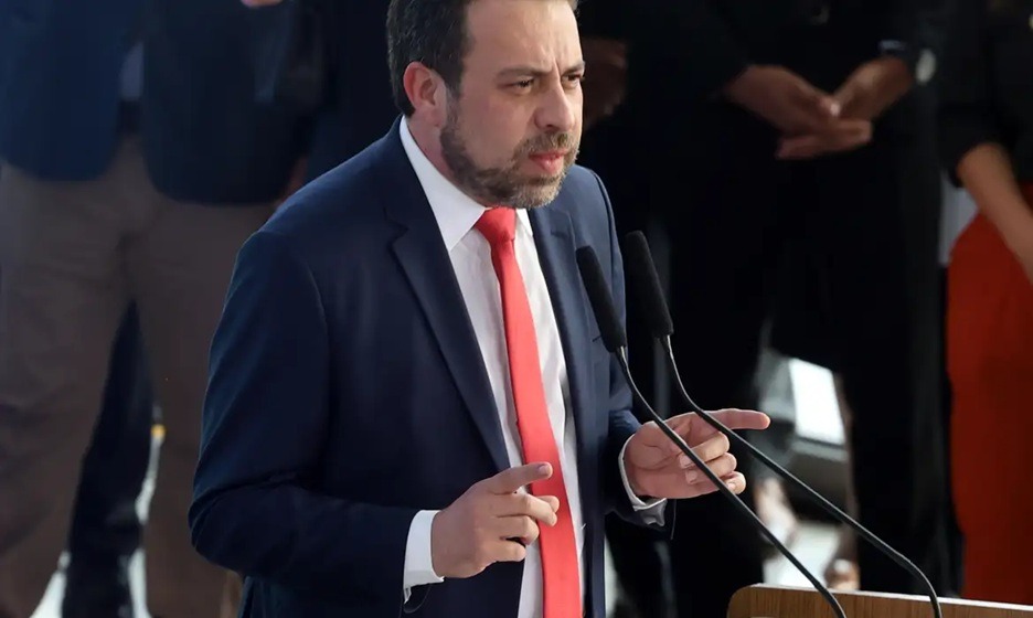 Boulos provoca Flávio Bolsonaro após anúncio ao Planalto: “Só não vai desmaiar no debate”