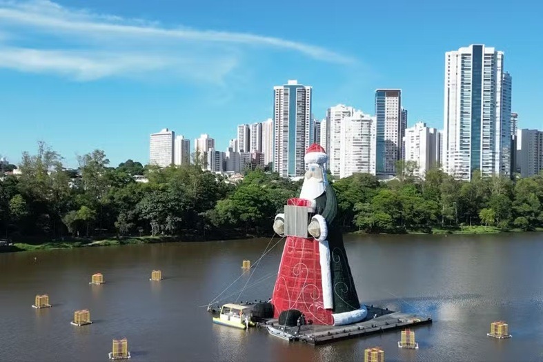 Maior Papai Noel do mundo é brasileiro e pesa 15 toneladas
