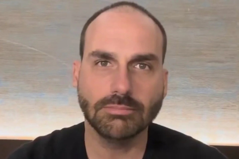 Eduardo sobre pré-candidatura de Flávio Bolsonaro: “Xeque-mate”