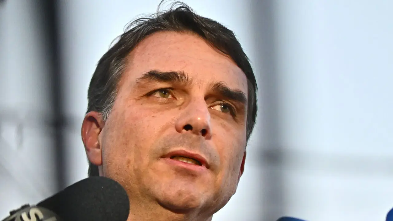 Flávio diz que existe "preço" para não seguir com candidatura "até o fim"