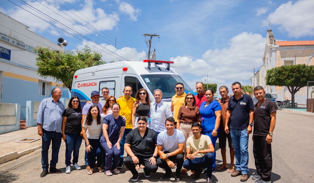 Em Jardim de Angicos, Rogério Marinho visita obras e entrega ambulância para a cidade