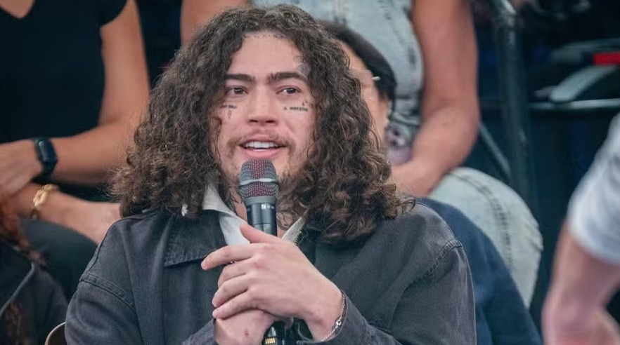 [VÍDEO] Whindersson diz que o cuidado terapêutico o fez repensar sua sexualidade: “sou gay”