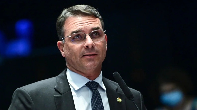 Após visitar Bolsonaro, Flávio confirma candidatura: “Irreversível”