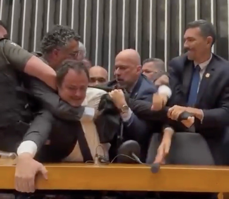 [VÍDEO] Deputado Glauber Braga é retirado à força da cadeira de Hugo Motta na Câmara