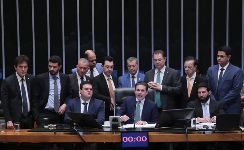 Câmara aprova PL que reduz pena de Bolsonaro e condenados do 8 de Janeiro