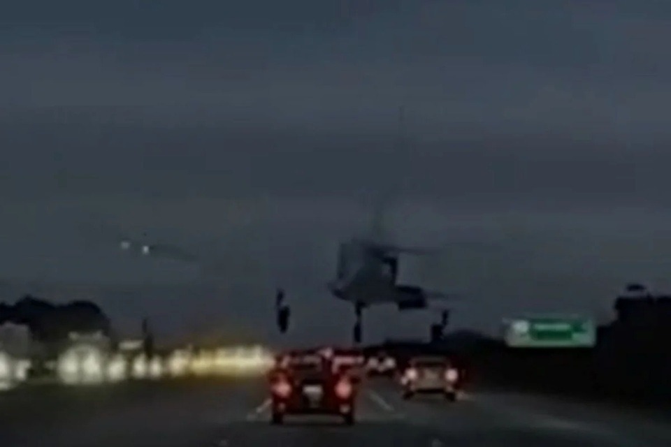 VÍDEO: avião aterrissa sobre carro em rodovia após falha no motor