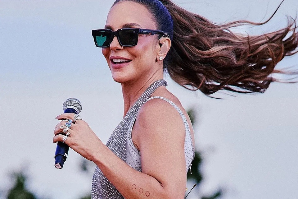 Solteira, Ivete Sangalo posa de biquíni e esbanja corpão; veja