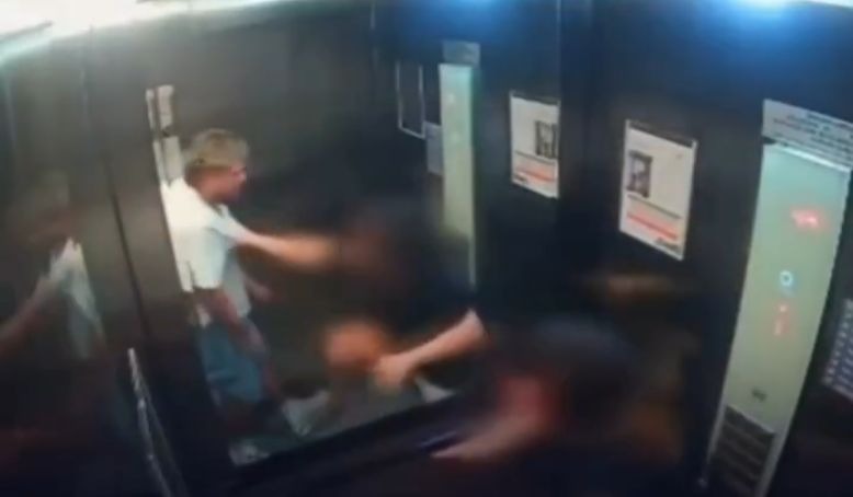 [VÍDEO] Norte-americano é preso após espancar namorada em elevador; mulher levou mais de 20 pontos na cabeça