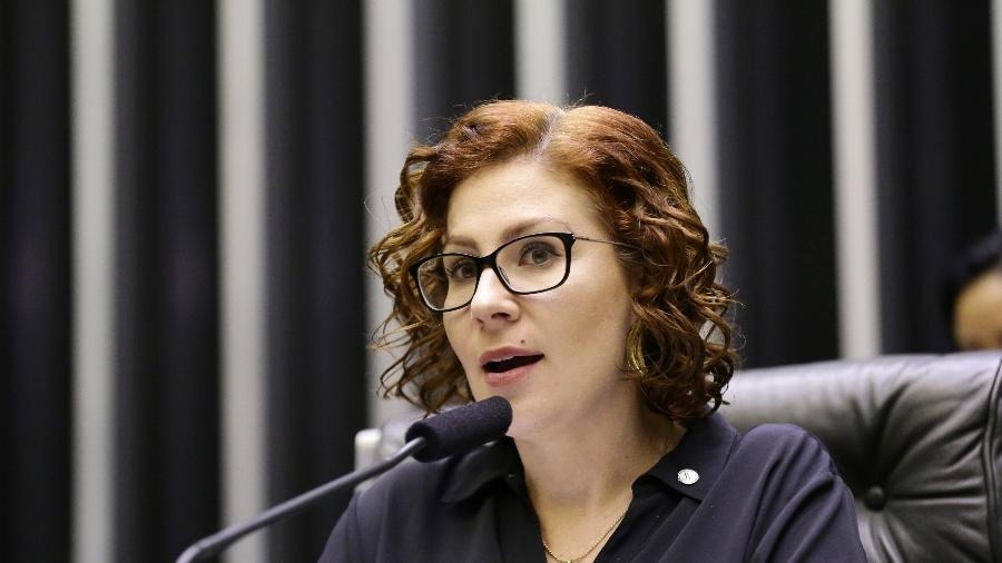 Cassação de Zambelli avança na Câmara após manobra do Centrão