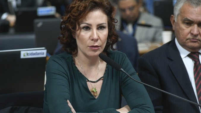 Câmara desafia decisão do STF e rejeita cassação de Carla Zambelli