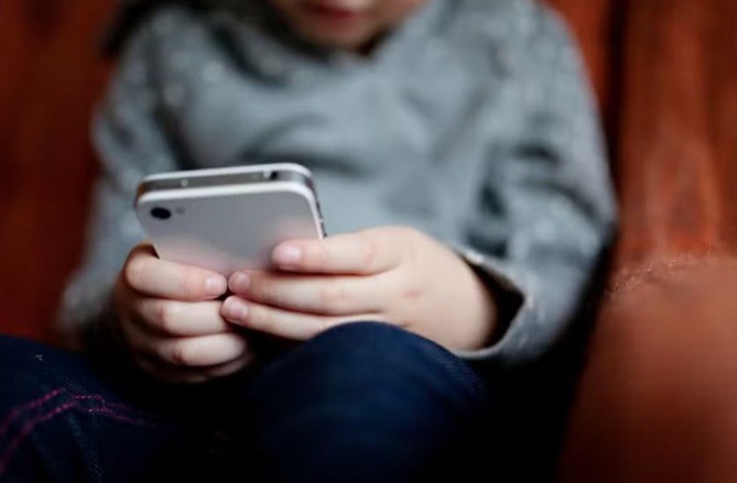 Brasil terá novas regras sobre uso de redes sociais por crianças e adolescentes; veja o que muda
