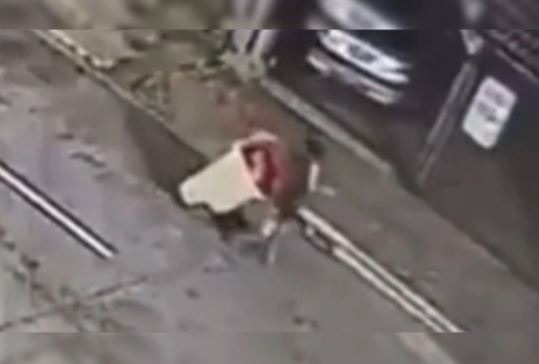 [VÍDEO] Imagens mostram momento em que homens colocam mulher nua morta em lixeira