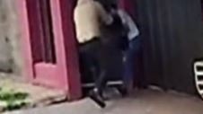 [VÍDEO] Câmeras flagram homem matando ex com 20 facadas na porta de casa