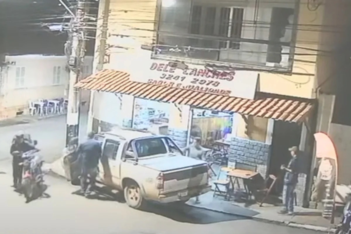 [VÍDEO] Caminhonete invade calçada e mata professor; criança teria ligado veículo; assista