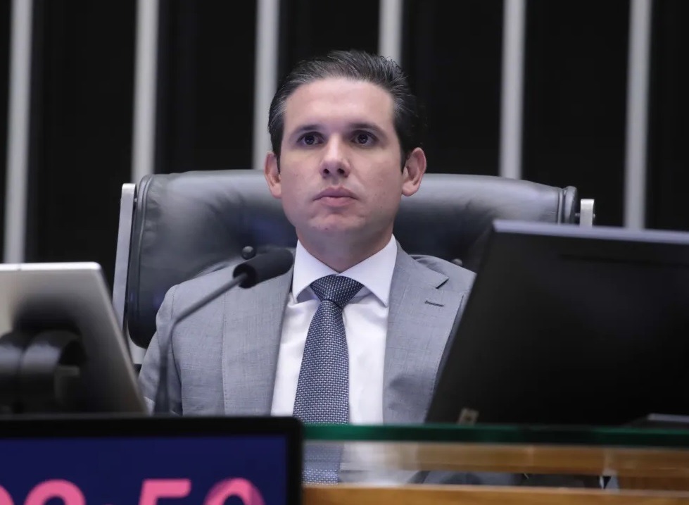 Prazo do STF encurrala Hugo Motta e acelera decisão sobre mandato de Zambelli