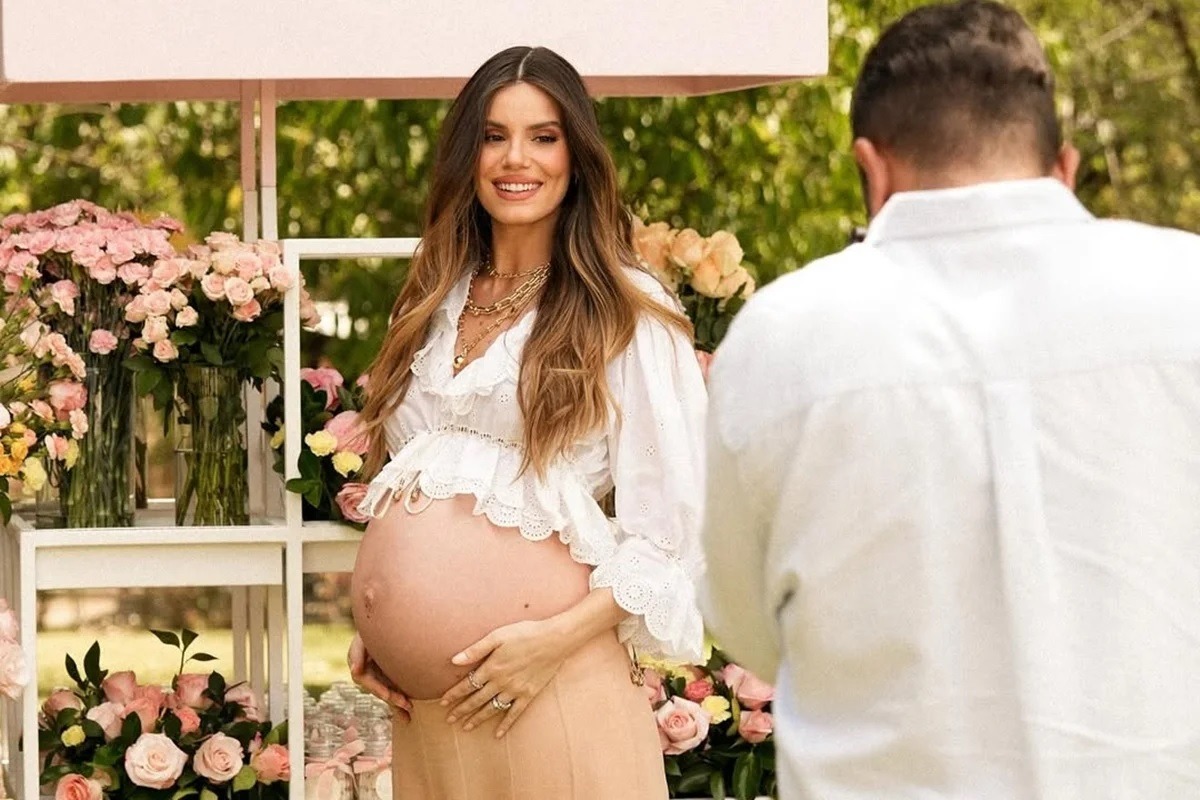 Camila Queiroz e Klebber Toledo publicam primeiras imagens da filha