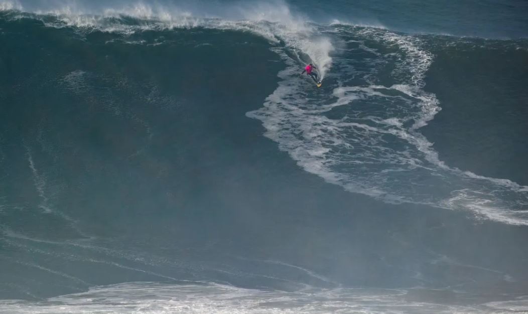 [VÍDEO] Lucas Chumbo sobrevive a duas quedas e volta a ser campeão nas ondas gigantes de Nazaré, em Portugal