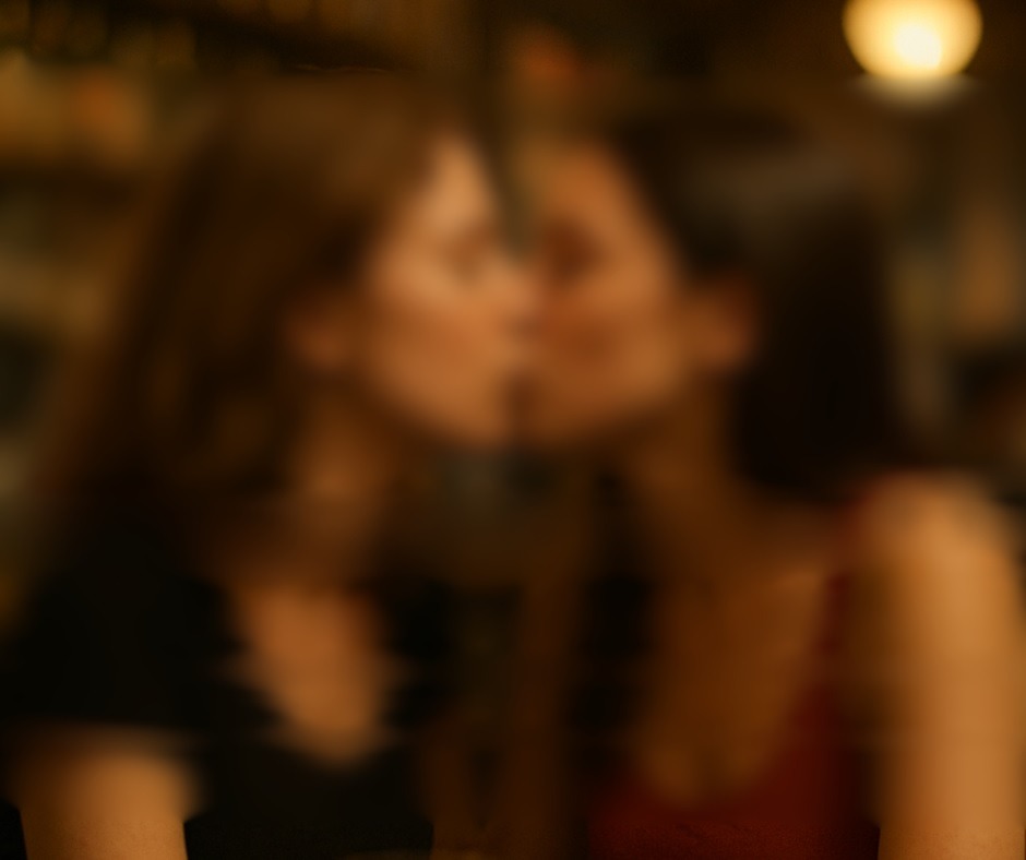 Casal de lésbicas é expulso de bar após beijo