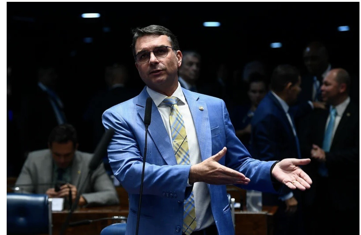 Flávio Bolsonaro diz que só abre mão de candidatura à Presidência para o pai