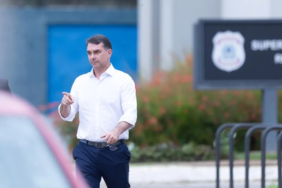 “Está bem, sem soluços e até mais animado”, diz Flávio sobre Bolsonaro