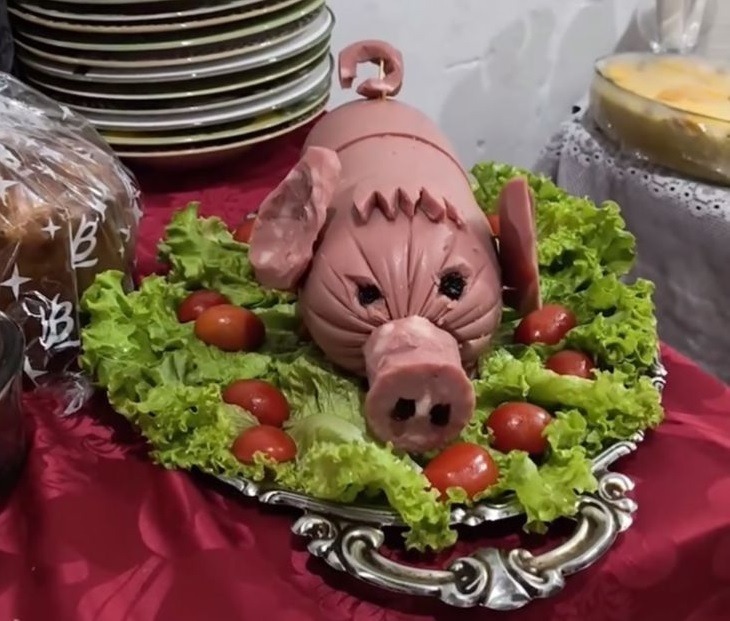 [VÍDEO] Porco de Natal? Prato decorado rouba a cena da ceia e arranca gargalhadas