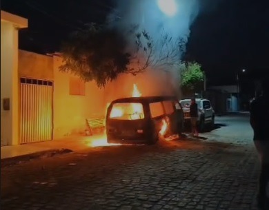 Mulher é presa em flagrante após incendiar veículo de transporte coletivo em Passa e Fica