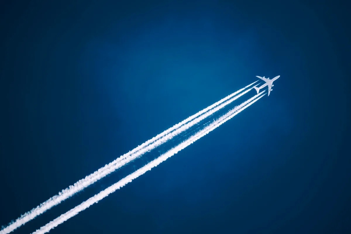 Rastros deixados por aviões podem aquecer o planeta mais que o CO2