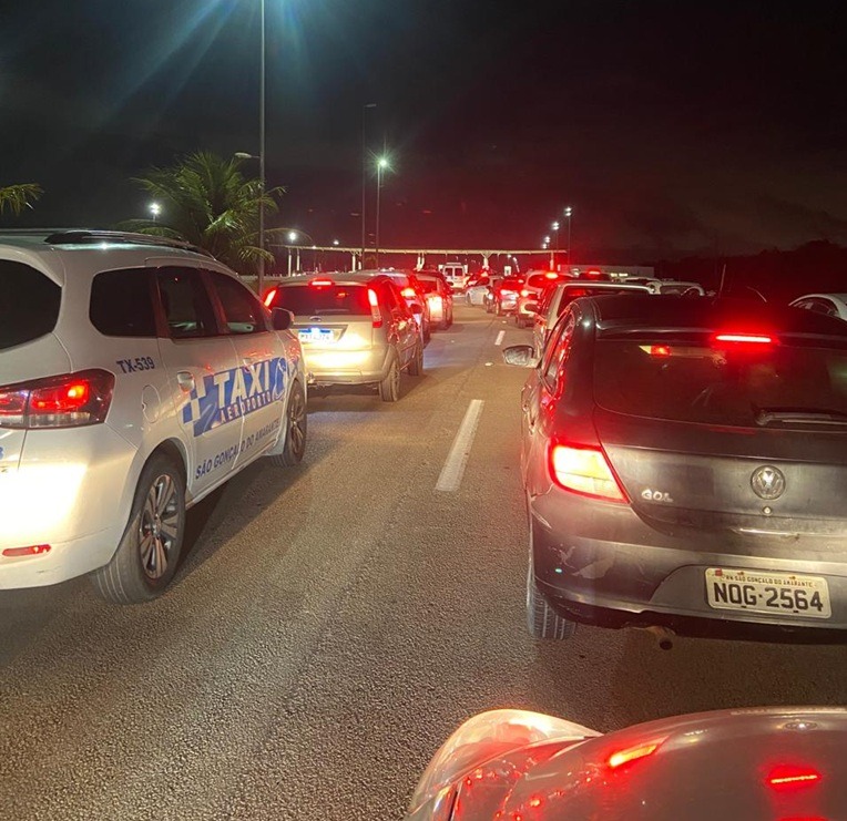 Passageiros enfrentam fila de madrugada para deixar aeroporto de Natal