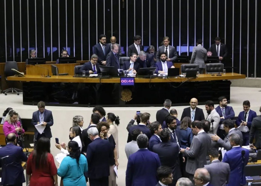 Câmara aprova corte de benefícios tributários e aumento de taxação de bets
