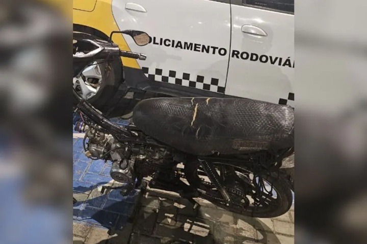 CPRE flagra adolescente pilotando ciclomotor na Grande Natal e pai é preso