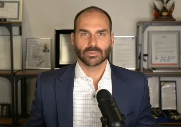 VÍDEO: Eduardo Bolsonaro minimiza perda de mandato e diz que ida aos EUA “valeu muito a pena”