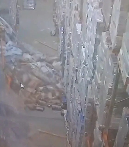 VÍDEO: Homem é resgatado após cerca de 80 toneladas de produtos congelados caírem sobre ele em atacadista