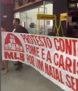 VÍDEO: Integrantes do MLB protestam em supermercado de Natal por doação de cestas básicas