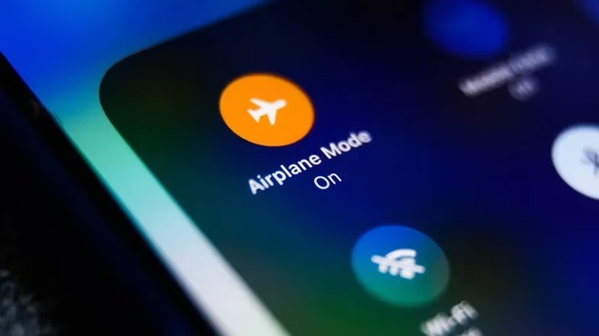 Modo avião: por que o celular precisa ser desligado durante o voo