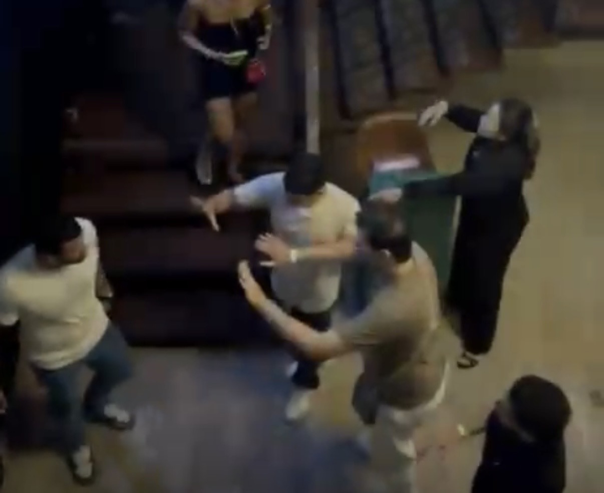 [VÍDEO] Briga em Pub de Natal termina com valentão nocauteado; assista