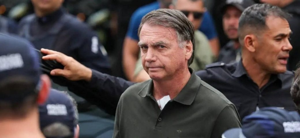 Bolsonaro soluça até 40 vezes por minuto e deve definir data de cirurgia nos próximos dias