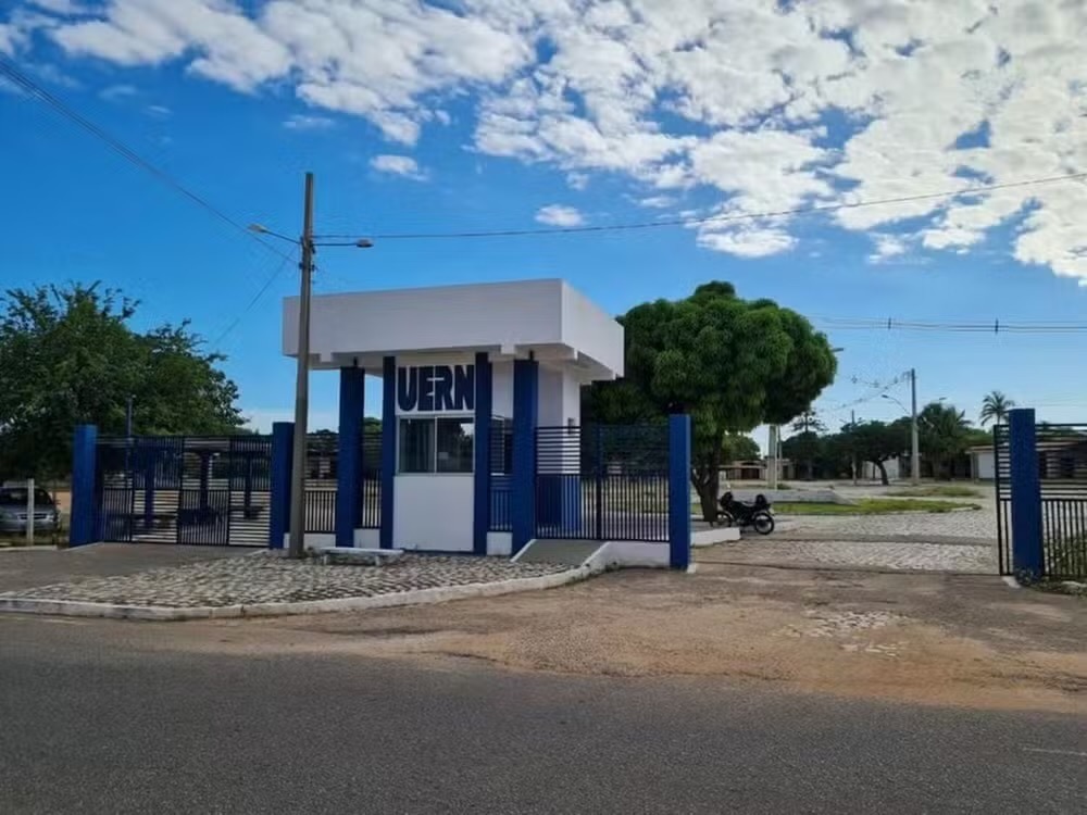 Uern abre processo seletivo com cinco vagas para professores temporários