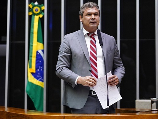 Líder do PT ironiza boicote à Havaianas e diz que direita “não regula bem da cabeça”