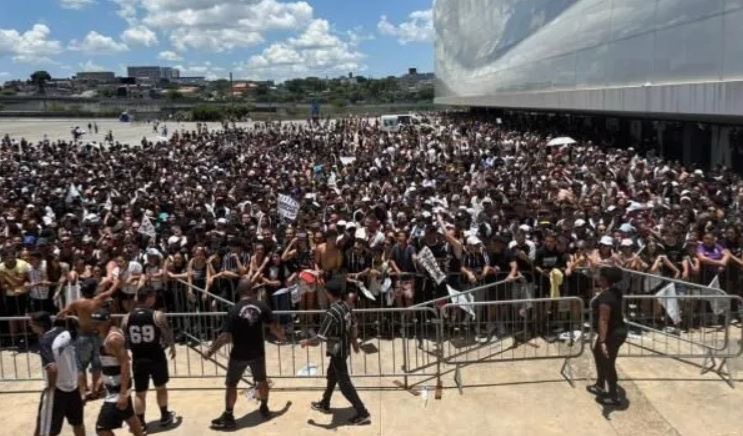Torcedores passam mal com calor intenso e multidão em festa do Corinthians