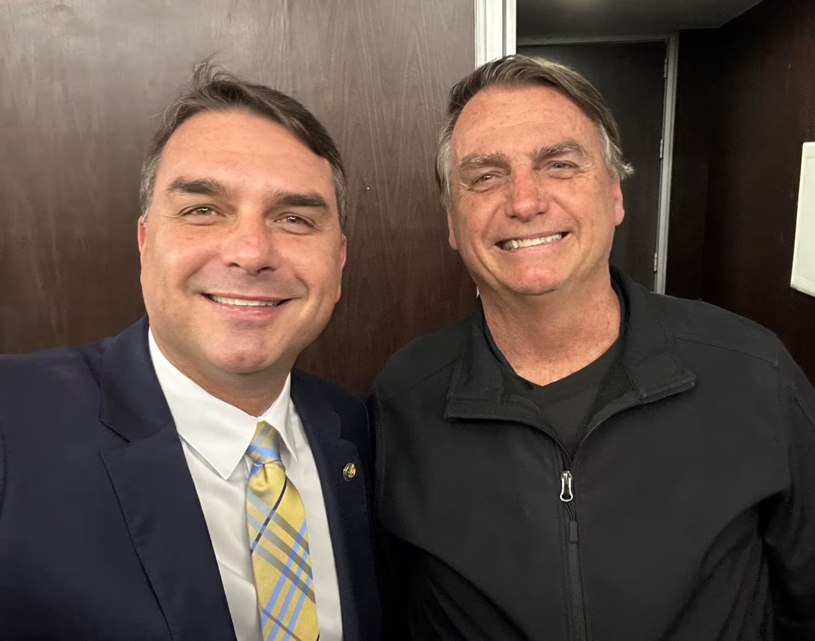 [VÍDEO] Flávio pede orações para Bolsonaro: “Continuem orando pela saúde dele e por nossa família”
