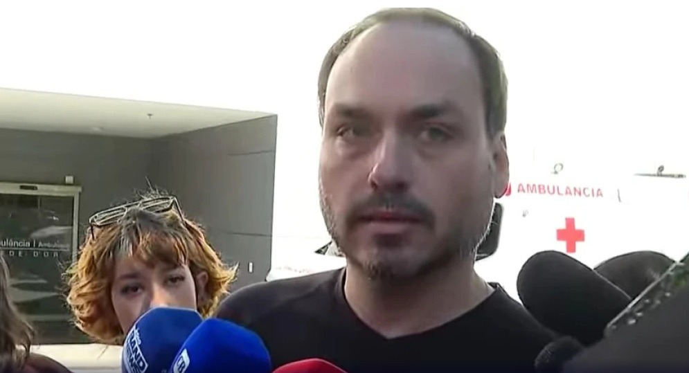 Proibido de acompanhar Bolsonaro, Carlos fica na porta do hospital