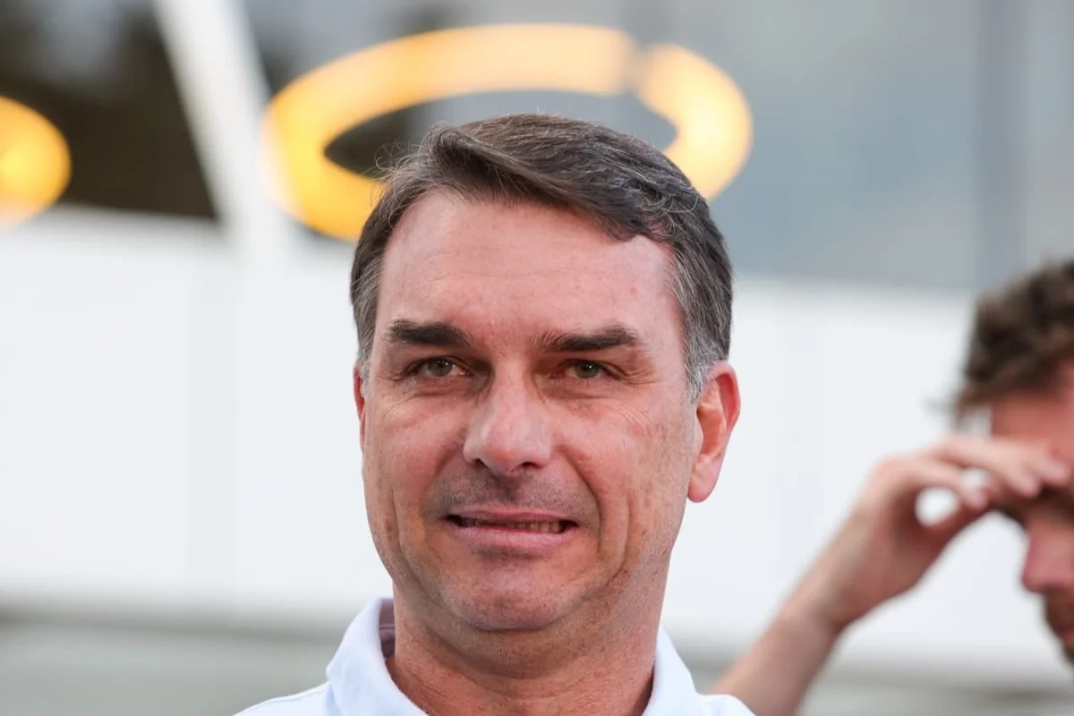 Flávio vai ler carta de Natal escrita por Bolsonaro antes de cirurgia