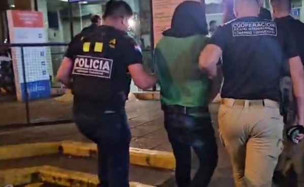 Escoltado e encapuzado, ex-diretor da PRF, Silvinei Vasques, é entregue às autoridades brasileiras