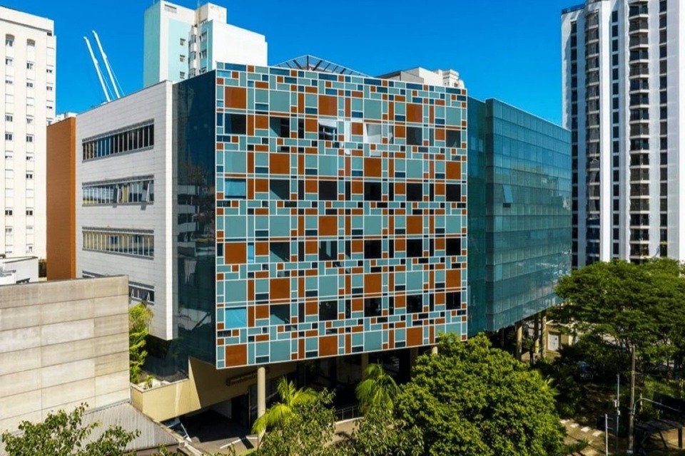 Incêndio atinge Hospital Albert Einstein em SP; pacientes são retirados