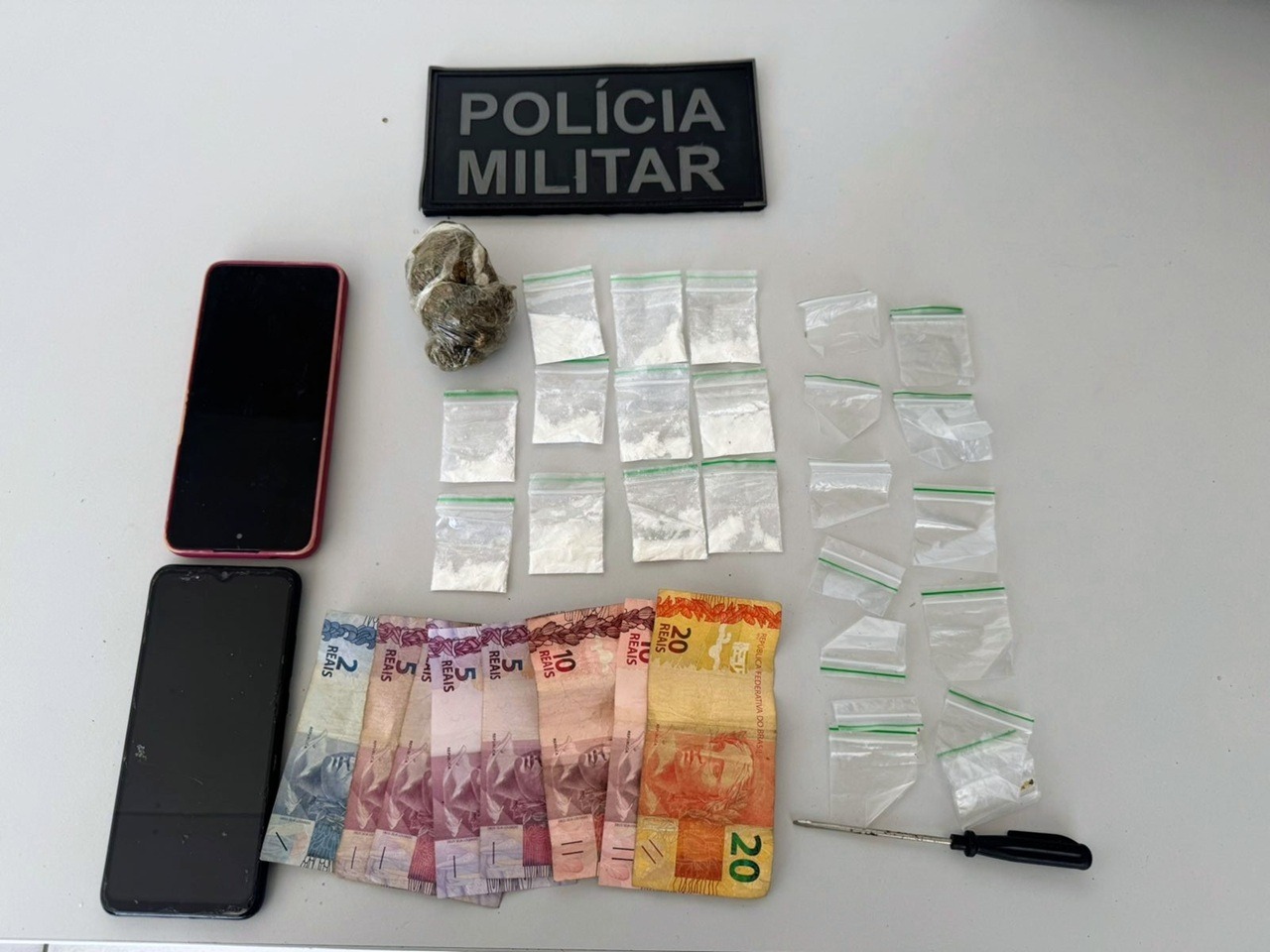 Foragido da Justiça é preso traficando drogas ao lado de hospital e escola em Pirangi
