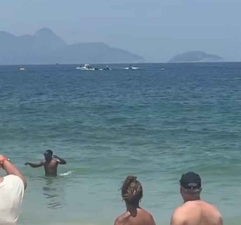 VÍDEO: Avião de pequeno porte com faixa de propaganda cai no mar no RJ