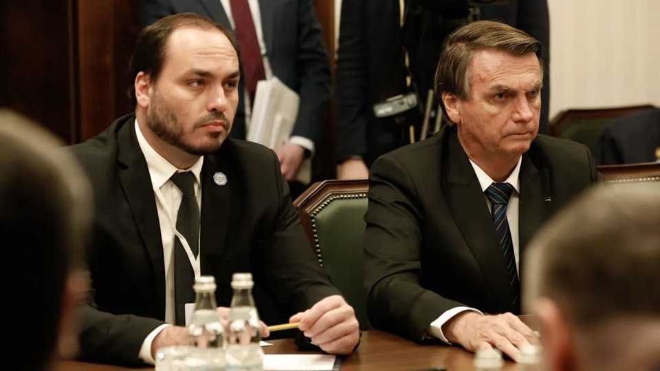 Carlos Bolsonaro diz que madrugada foi de "muita preocupação" para o pai
